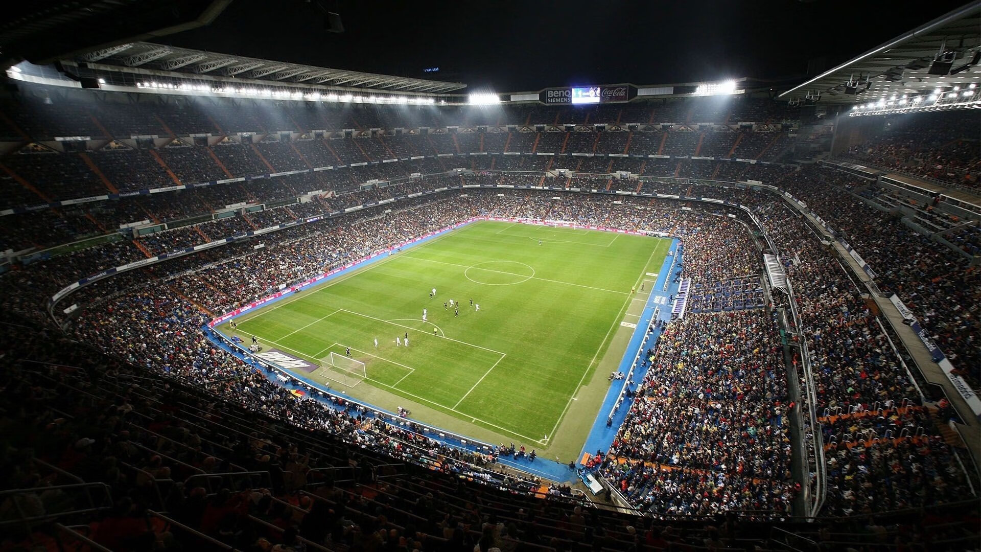 西东两重天,武磊五连胜领跑,莫德里奇主帅陷下课危机,足球世界的胜负密码,西东两重天,武磊五连胜领跑,莫德里奇主帅陷下课危机